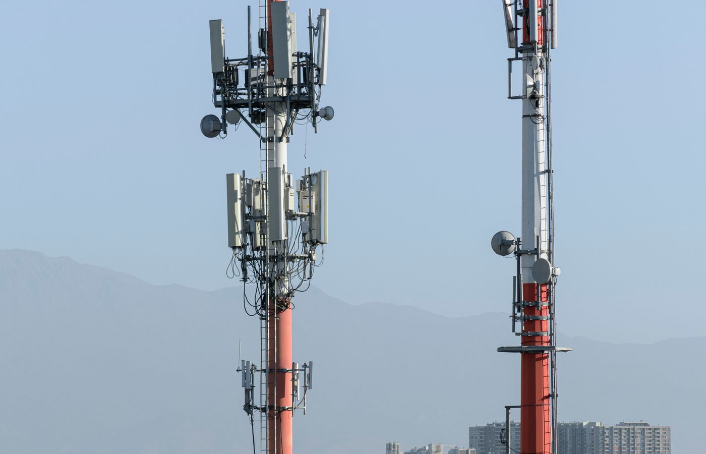 Torres de telecomunicaciones conectando una ciudad