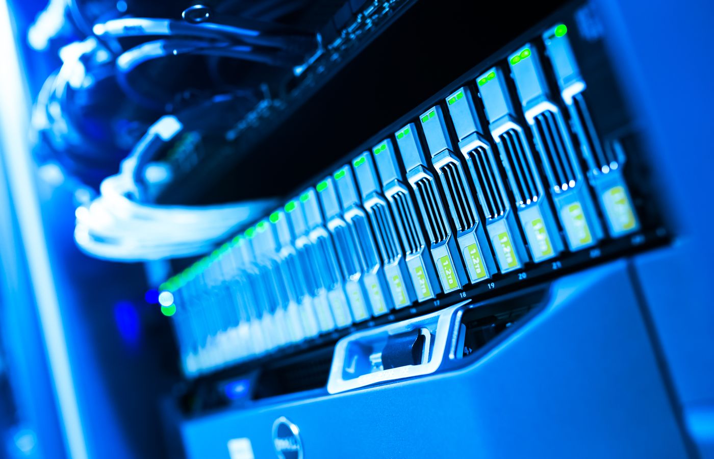 Hardware de red y servidores iluminados en un centro de datos