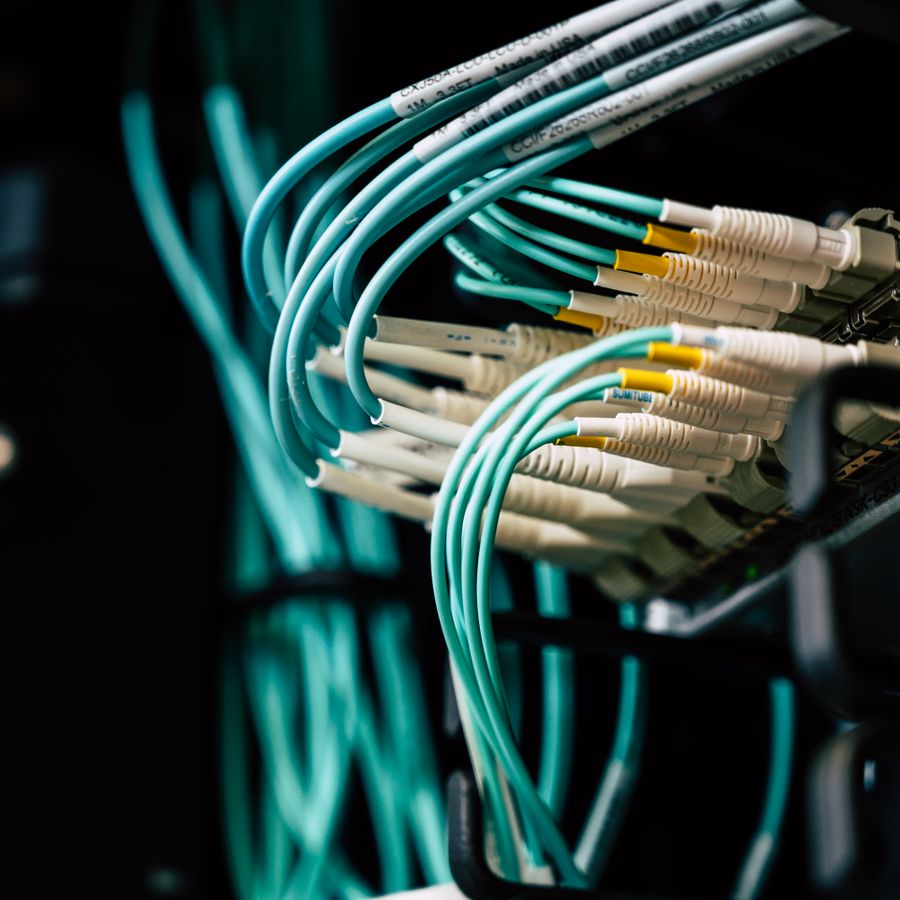 Cableado organizado conectado a equipos de red